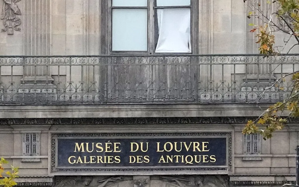 Khung cửa sổ bị nhóm trộm sử dụng để đột nhập bảo tàng Louvre ở Paris, ngày 19/10/2025. (Ảnh: AP)