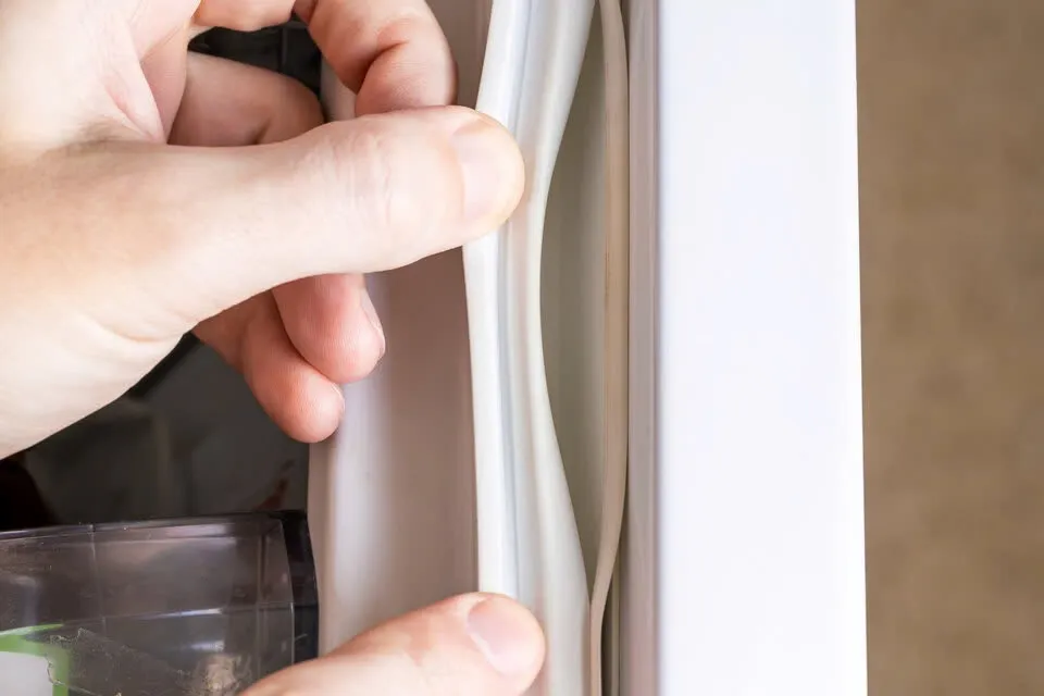 Làm sạch khe thông gió giúp tủ lạnh tiết kiệm điện và bền hơn - Ảnh 2.