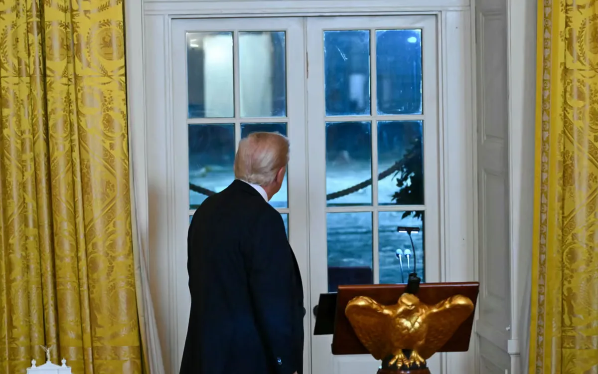 Tổng thống Donald Trump nhìn về phía công trường xây dựng phòng khiêu vũ tại Nhà Trắng (Ảnh: AFP)